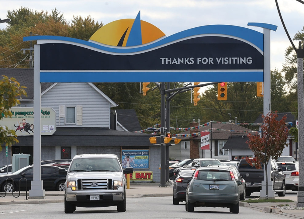 Vehicles in Lakehsore near a 'Thanks for Visiting' sign