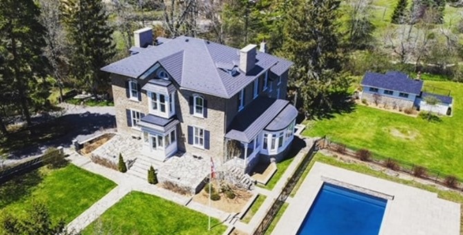 Aerial view of home in Almonte